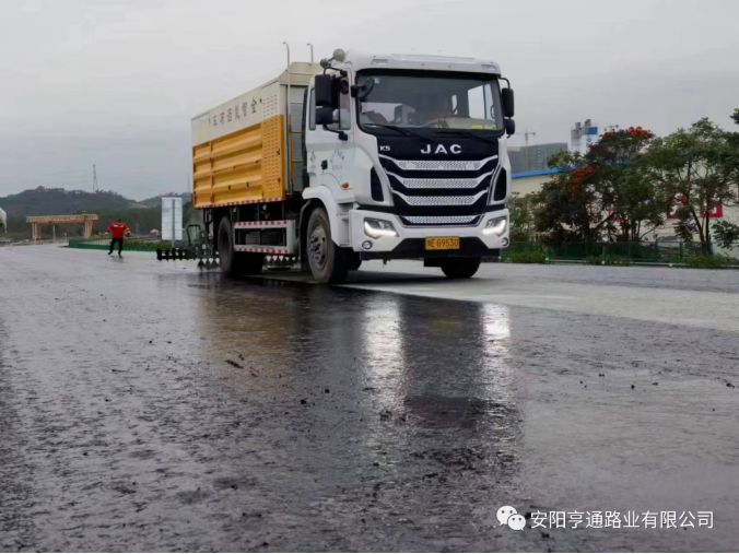 祝賀我司深汕西項(xiàng)目透層、封層試驗(yàn)段圓 滿成功